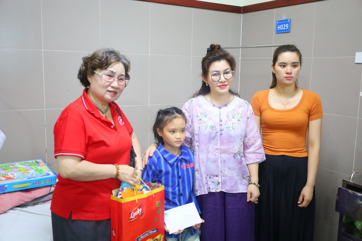 Hơn 400 suất quà tặng bệnh nhi Lạng Sơn trong Ngày Quốc tế thiếu nhi- Ảnh 4. Hơn 400 suất quà tặng bệnh nhi Lạng Sơn trong Ngày Quốc tế thiếu nhi- Ảnh 4.