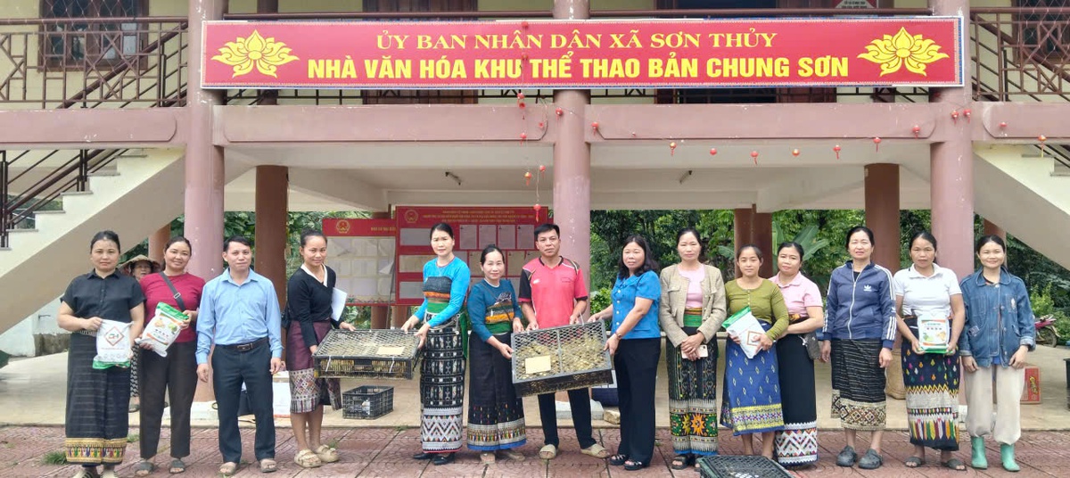 Sứ mệnh "giữ lửa" tư tưởng của phụ nữ - Bài 1: "Hàng rào xanh" trong mỗi gia đình- Ảnh 1.
