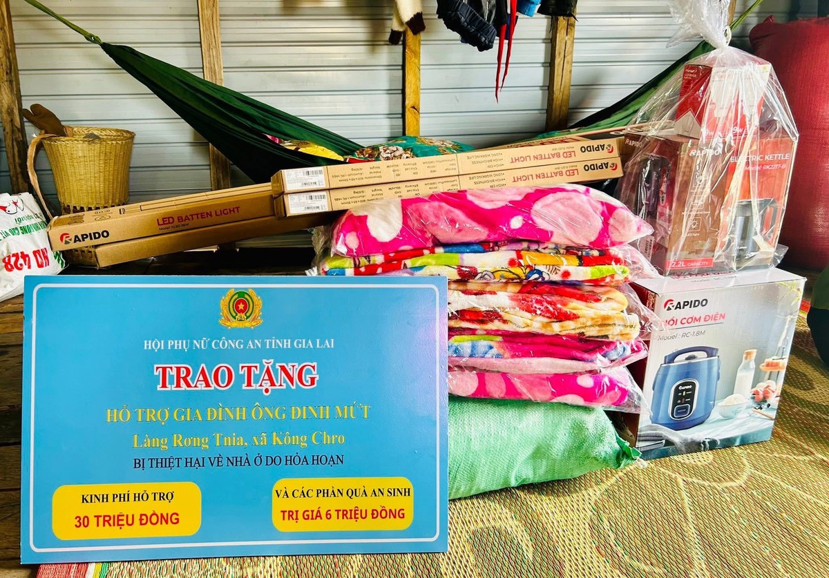 Phụ nữ Công an Gia Lai hỗ trợ gia đình bị thiệt hại nặng nề do hỏa hoạn- Ảnh 1. Phụ nữ Công an Gia Lai hỗ trợ gia đình bị thiệt hại nặng nề do hỏa hoạn- Ảnh 1.