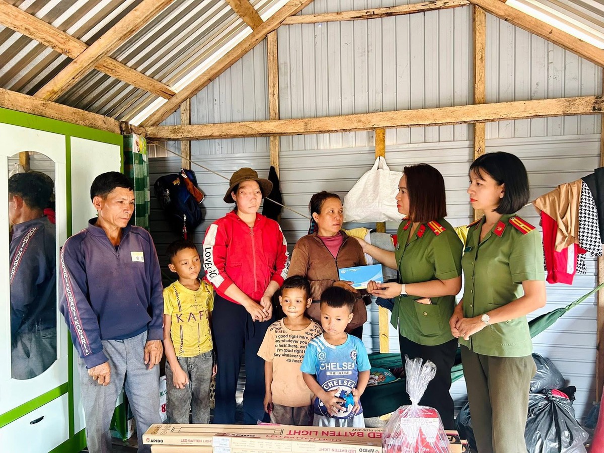 Phụ nữ Công an Gia Lai hỗ trợ gia đình bị thiệt hại nặng nề do hỏa hoạn- Ảnh 2. Phụ nữ Công an Gia Lai hỗ trợ gia đình bị thiệt hại nặng nề do hỏa hoạn- Ảnh 2.
