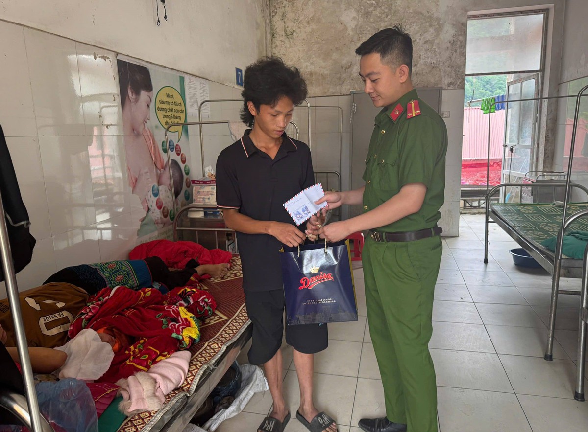 Công an dùng xe chuyên dụng chở sản phụ đang chuyển dạ đến Trạm y tế an toàn- Ảnh 1. Công an dùng xe chuyên dụng chở sản phụ đang chuyển dạ đến Trạm y tế an toàn- Ảnh 1.