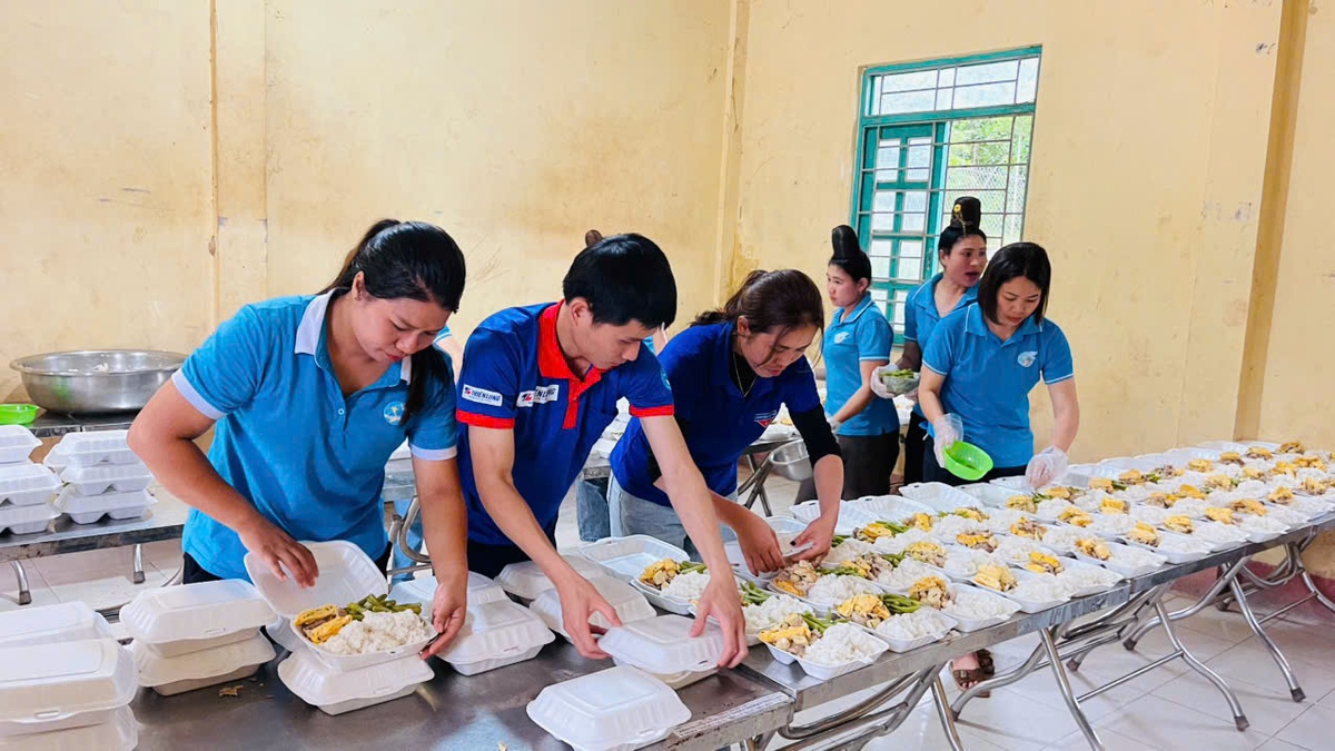 Điện Biên: Xã biên giới "Tiếp sức mùa thi" bằng bữa ăn ấm tình người- Ảnh 1. Điện Biên: Xã biên giới "Tiếp sức mùa thi" bằng bữa ăn ấm tình người- Ảnh 1.