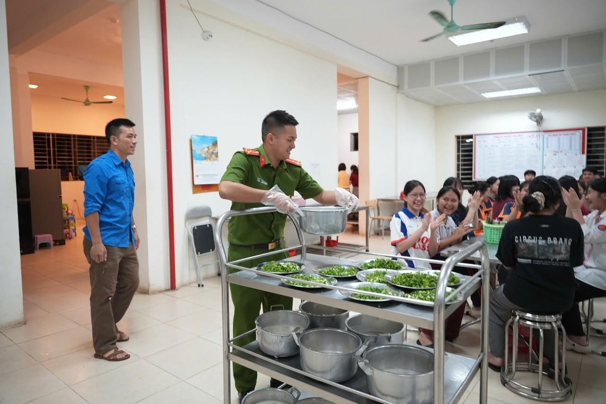 Tận tâm nấu ăn miễn phí phục vụ sĩ tử thi tốt nghiệp THPT- Ảnh 2. Tận tâm nấu ăn miễn phí phục vụ sĩ tử thi tốt nghiệp THPT- Ảnh 2.