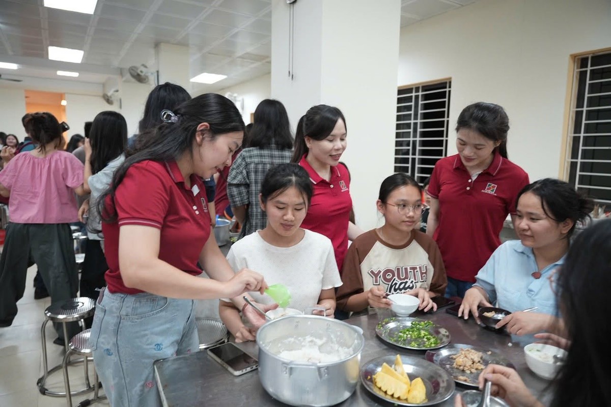 Tận tâm nấu ăn miễn phí phục vụ sĩ tử thi tốt nghiệp THPT- Ảnh 4. Tận tâm nấu ăn miễn phí phục vụ sĩ tử thi tốt nghiệp THPT- Ảnh 4.