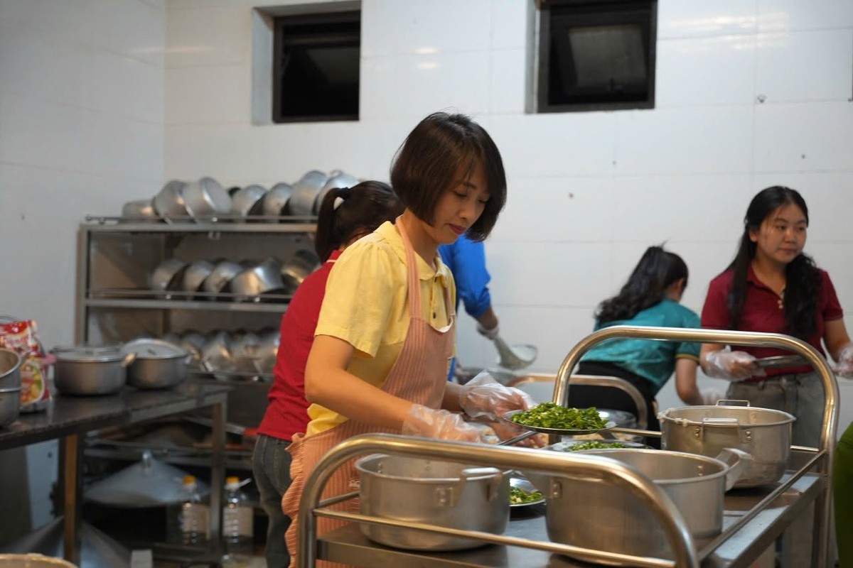Tận tâm nấu ăn miễn phí phục vụ sĩ tử thi tốt nghiệp THPT- Ảnh 3. Tận tâm nấu ăn miễn phí phục vụ sĩ tử thi tốt nghiệp THPT- Ảnh 3.