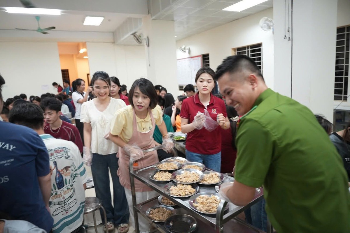 Tận tâm nấu ăn miễn phí phục vụ sĩ tử thi tốt nghiệp THPT- Ảnh 5. Tận tâm nấu ăn miễn phí phục vụ sĩ tử thi tốt nghiệp THPT- Ảnh 5.