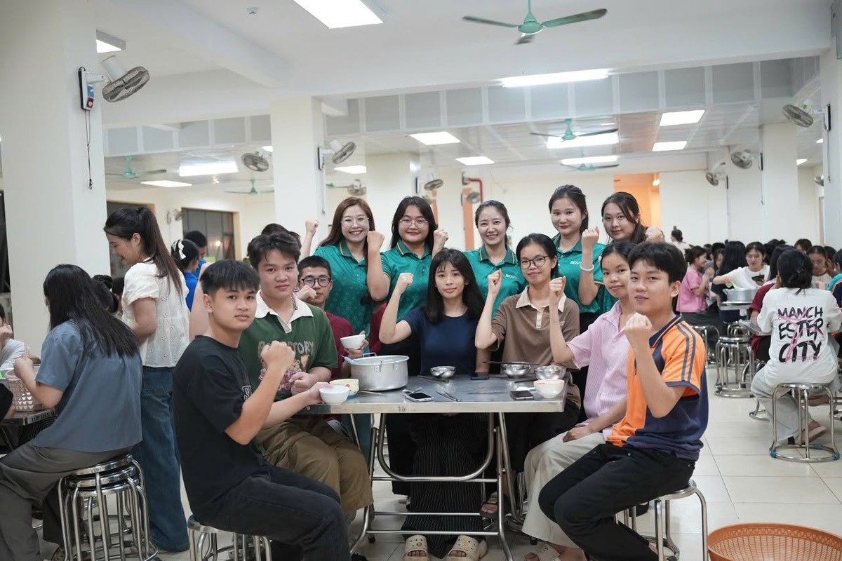 Tận tâm nấu ăn miễn phí phục vụ sĩ tử thi tốt nghiệp THPT- Ảnh 7. Tận tâm nấu ăn miễn phí phục vụ sĩ tử thi tốt nghiệp THPT- Ảnh 7.