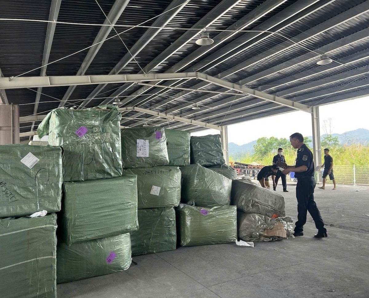Siết quản lý hàng Trung Quốc quá cảnh qua Việt Nam, ngăn gian lận xuất xứ và chuyển tải bất hợp pháp- Ảnh 1. Siết quản lý hàng Trung Quốc quá cảnh qua Việt Nam, ngăn gian lận xuất xứ và chuyển tải bất hợp pháp- Ảnh 1.
