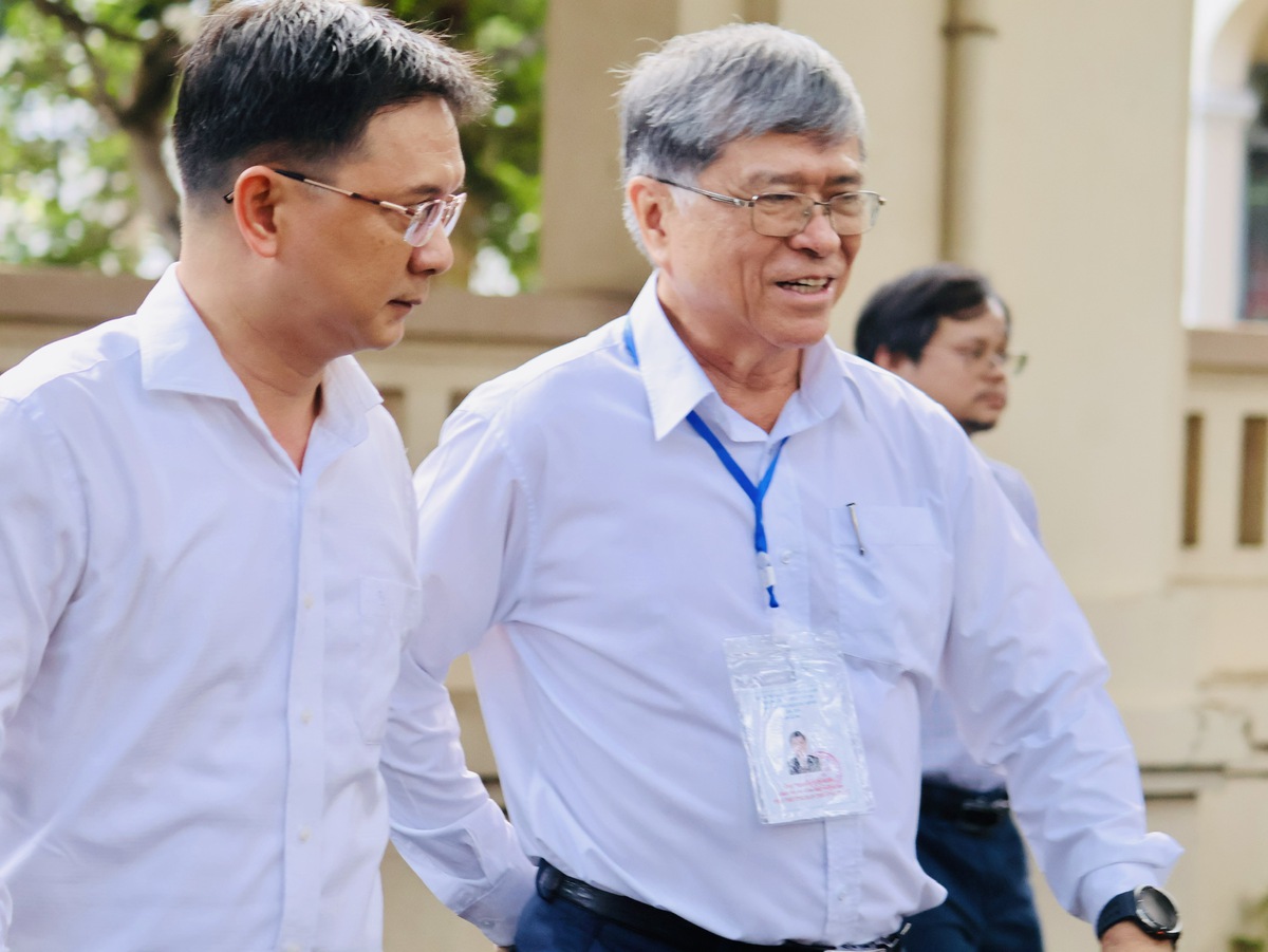 Phó Chủ tịch UBND TPHCM Nguyễn Mạnh Cường và Giám đốc Sở Giáo dục và Đào tạo TPHCM Nguyễn Văn Hiếu tiến vào phòng thi để thực hiện công tác kiểm tra. Ảnh: Hồ Lam Phó Chủ tịch UBND TPHCM Nguyễn Mạnh Cường và Giám đốc Sở Giáo dục và Đào tạo TPHCM Nguyễn Văn Hiếu tiến vào phòng thi để thực hiện công tác kiểm tra. Ảnh: Hồ Lam