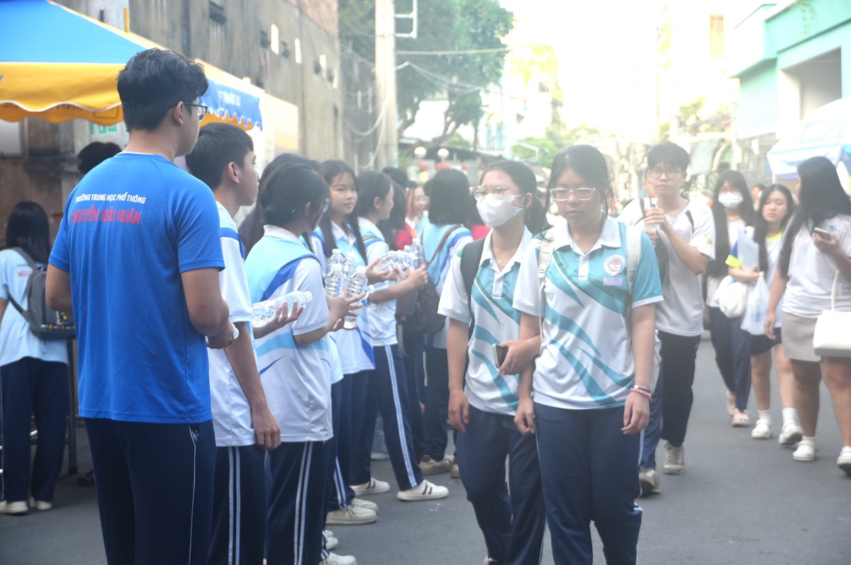 Thi tốt nghiệp THPT 2026: Thí sinh kỳ vọng chủ đề về AI, tuổi trẻ vào đề môn Ngữ văn- Ảnh 1.