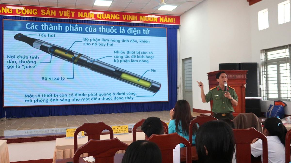 Công an TPHCM hướng dẫn học sinh cảnh giác với ma túy núp bóng thuốc lá điện tử- Ảnh 1.