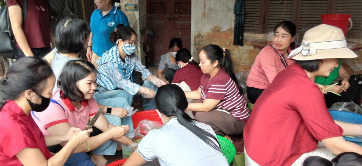 Hà Nội: Hội viên phụ nữ xã Trung Giã chuẩn bị 200 suất ăn "0 đồng" tiếp sức mùa thi- Ảnh 1.