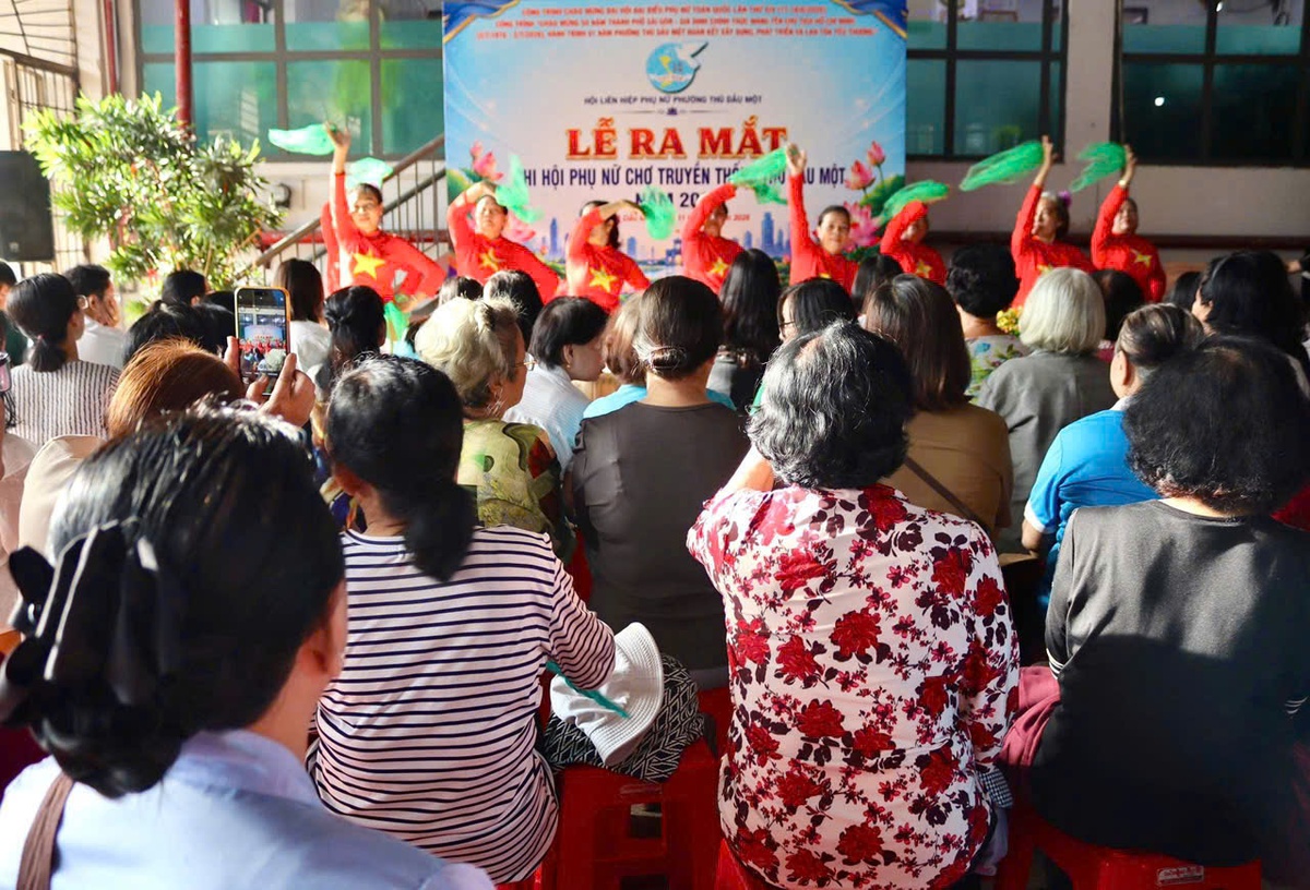TPHCM: Phường Thủ Dầu Một ra mắt chi hội phụ nữ chợ truyền thống và đồng hành an sinh cùng tiểu thương- Ảnh 2. TPHCM: Phường Thủ Dầu Một ra mắt chi hội phụ nữ chợ truyền thống và đồng hành an sinh cùng tiểu thương- Ảnh 2.
