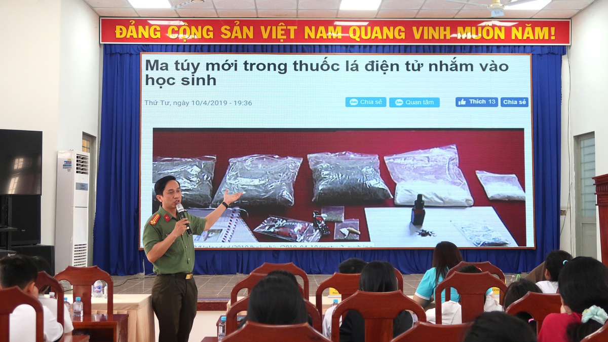 Công an TPHCM hướng dẫn học sinh cảnh giác với ma túy núp bóng thuốc lá điện tử- Ảnh 3.