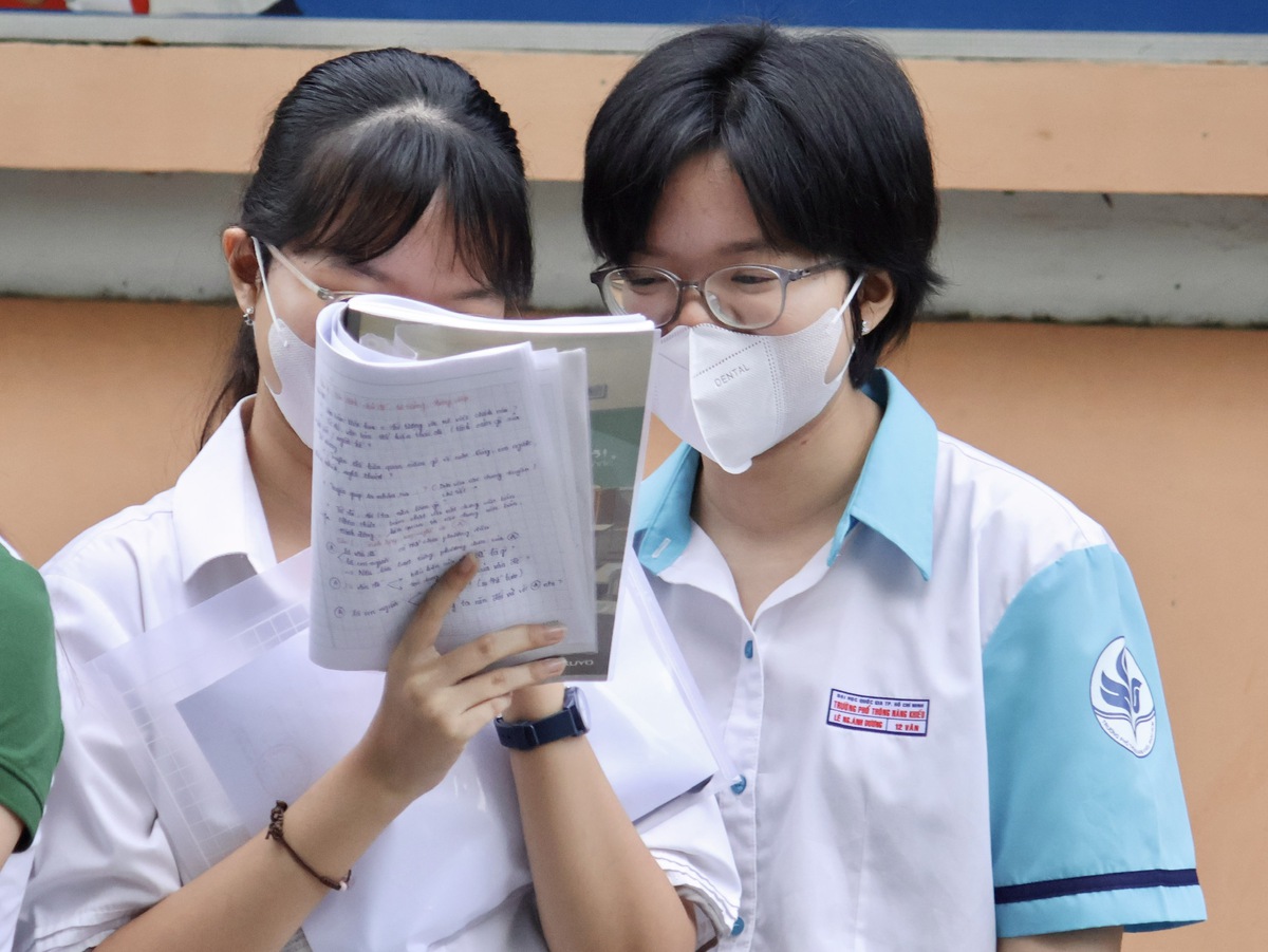 Em Lê Nguyễn Ánh Dương (lớp 12 Văn) - Trường Phổ thông Năng khiếu - Đại học Quốc gia TPHCM ôn bài cùng bạn trước giờ vào phòng thi. Ảnh: Hồ Lam Em Lê Nguyễn Ánh Dương (lớp 12 Văn) - Trường Phổ thông Năng khiếu - Đại học Quốc gia TPHCM ôn bài cùng bạn trước giờ vào phòng thi. Ảnh: Hồ Lam