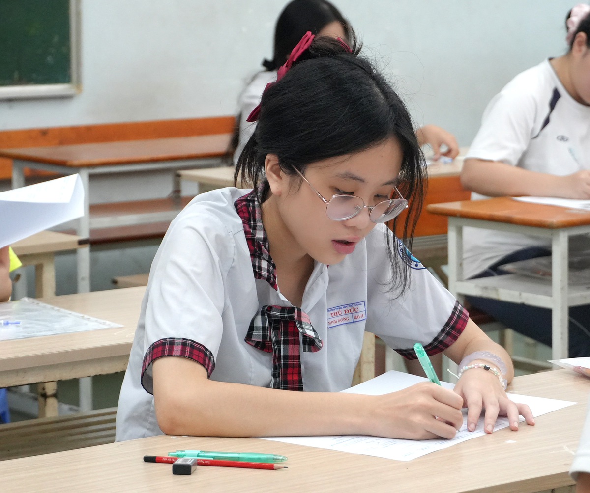 Thi tốt nghiệp THPT 2026: Thí sinh kỳ vọng chủ đề về AI, tuổi trẻ vào đề môn Ngữ văn- Ảnh 3.