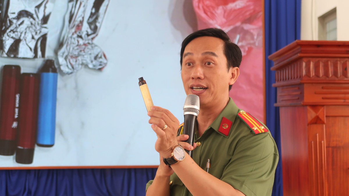 Công an TPHCM hướng dẫn học sinh cảnh giác với ma túy núp bóng thuốc lá điện tử- Ảnh 2.