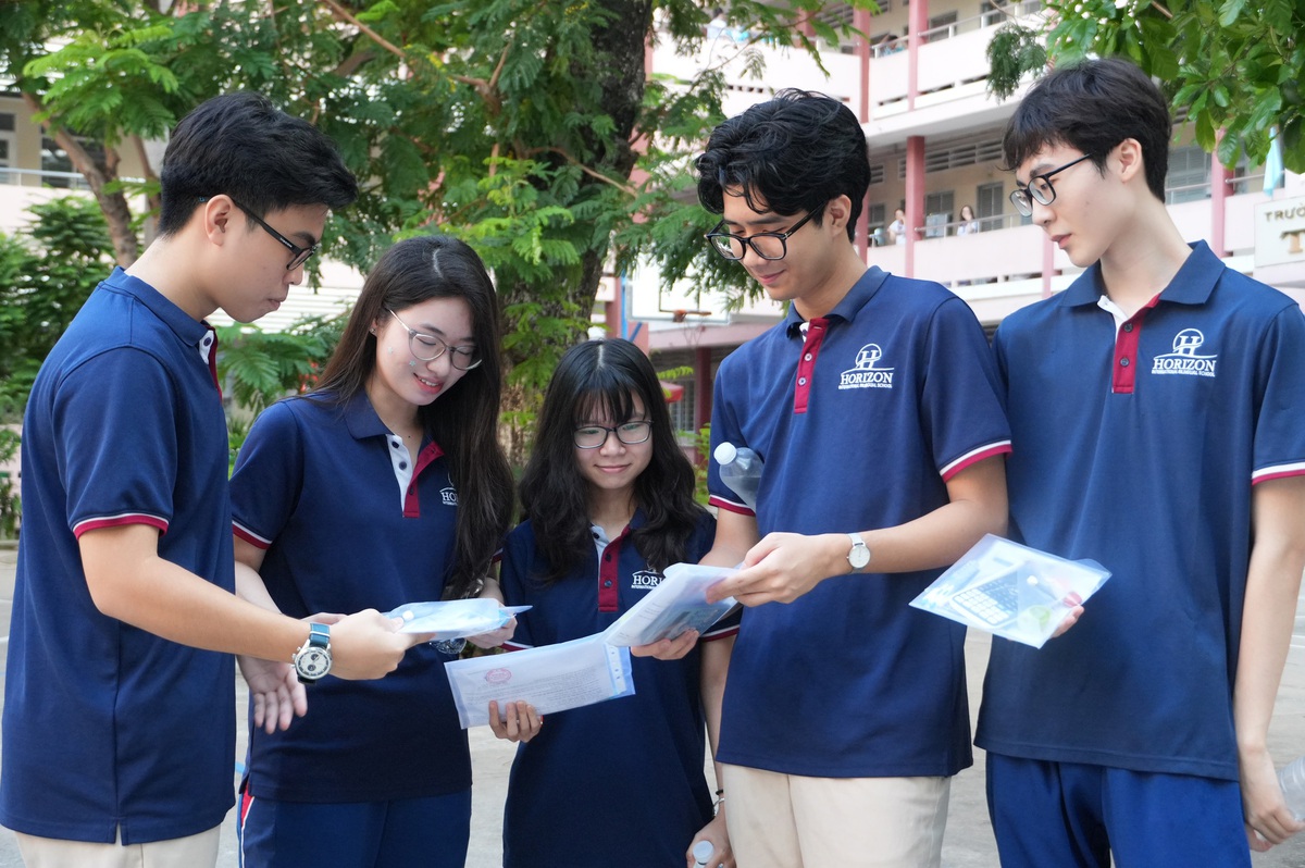 Thi tốt nghiệp THPT 2026: Thí sinh kỳ vọng chủ đề về AI, tuổi trẻ vào đề môn Ngữ văn- Ảnh 4.