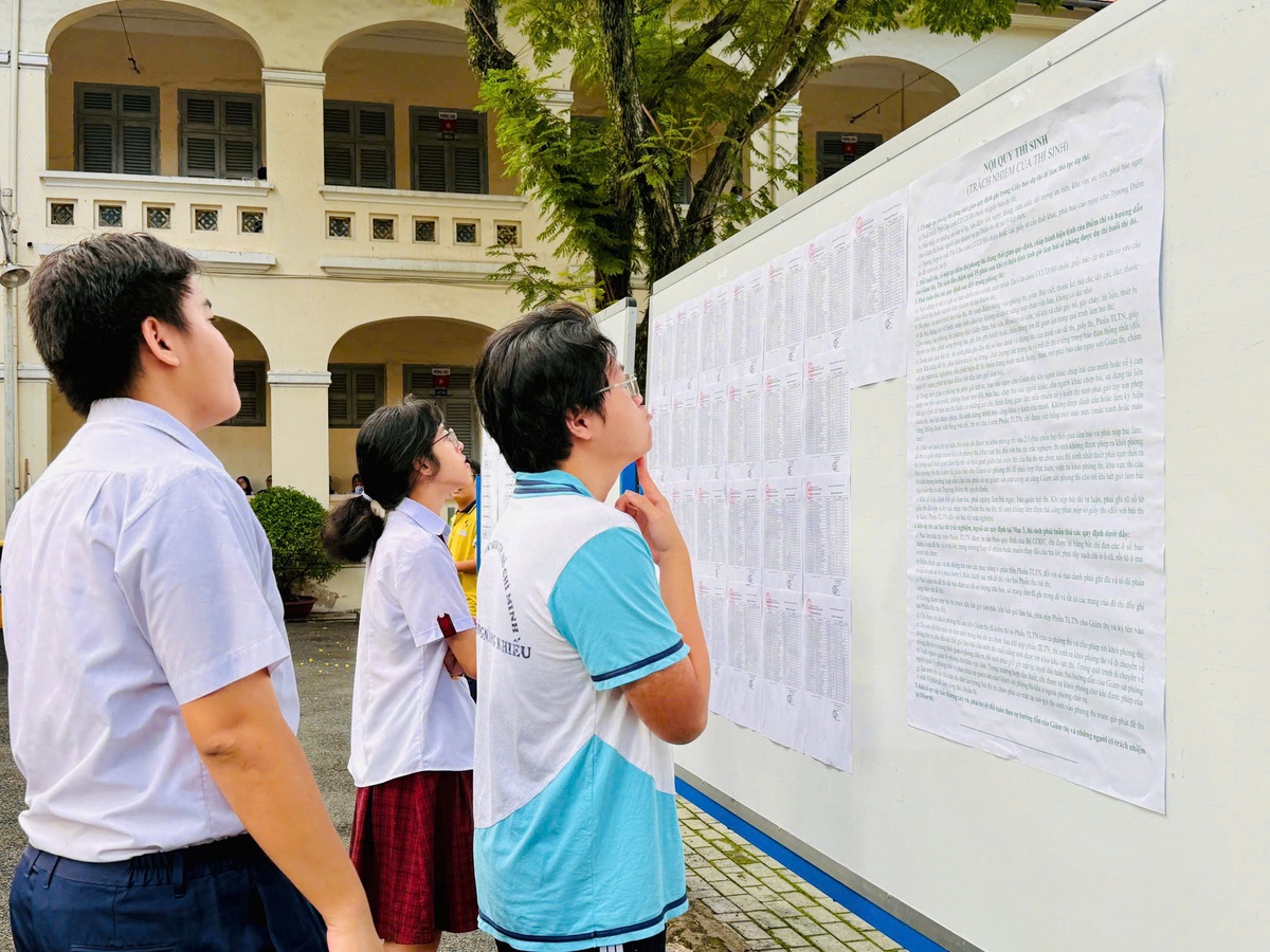 Các thí sinh tìm kiếm phòng thi. Ảnh: Hồ Lam Các thí sinh tìm kiếm phòng thi. Ảnh: Hồ Lam