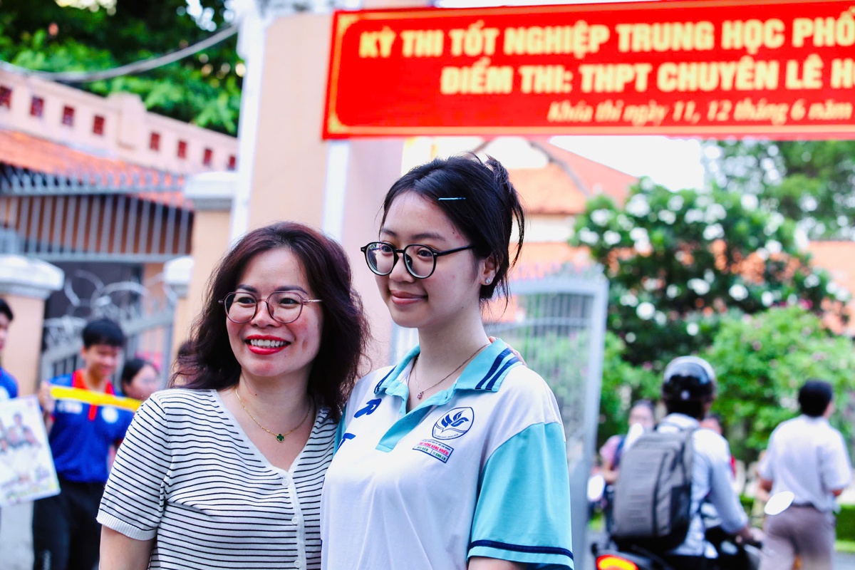 Phụ huynh chụp hình kỷ niệm cùng con gái trước giờ khi em vào phòng thi. Ảnh: Hồ Lam Phụ huynh chụp hình kỷ niệm cùng con gái trước giờ khi em vào phòng thi. Ảnh: Hồ Lam