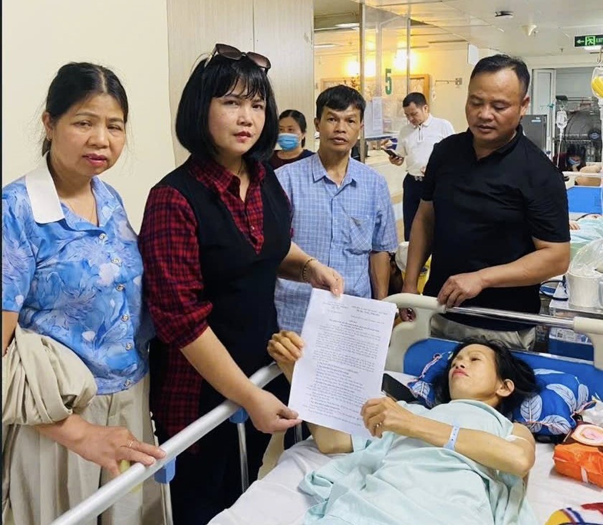 Mẹ con nam sinh khuyết tật thoát khỏi tử thần nhờ sự cưu mang của cộng đồng- Ảnh 1.