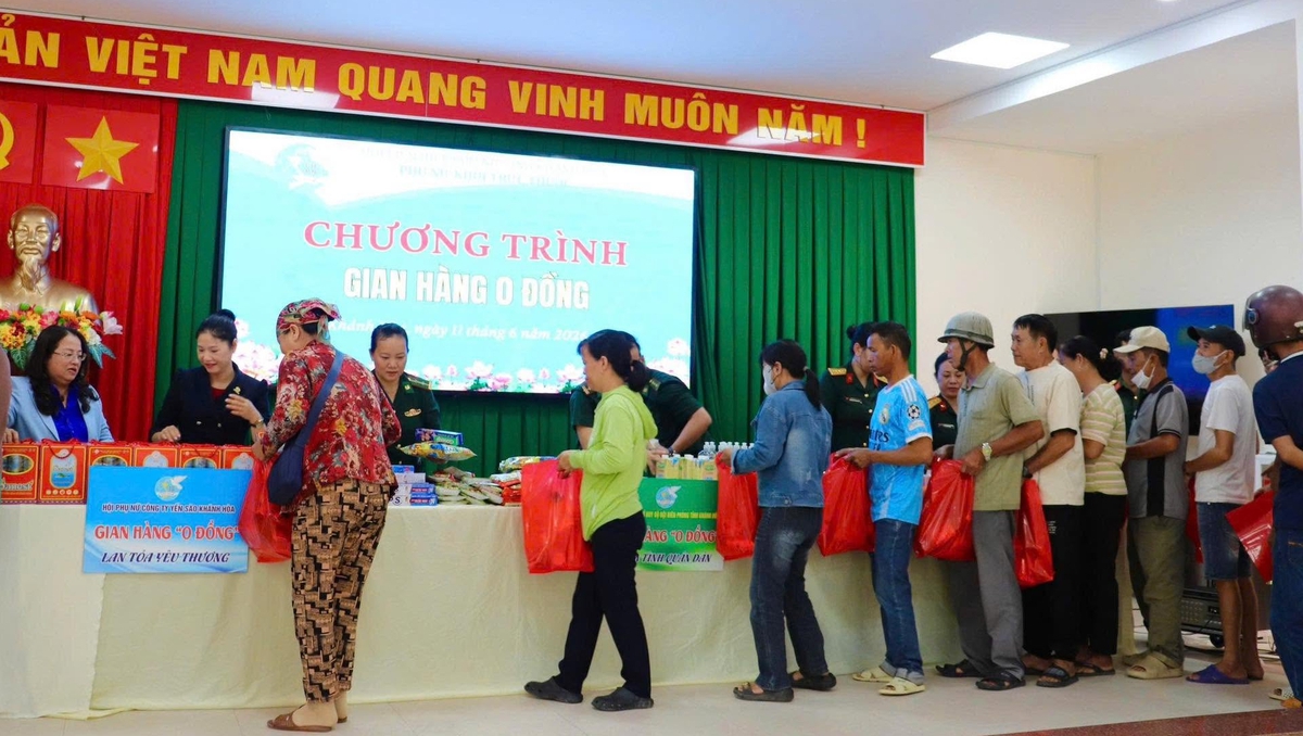 Khánh Hòa: Phụ nữ Khối trực thuộc tặng nhiều phần quà cho phụ nữ và trẻ em khó khăn  - Ảnh 3.