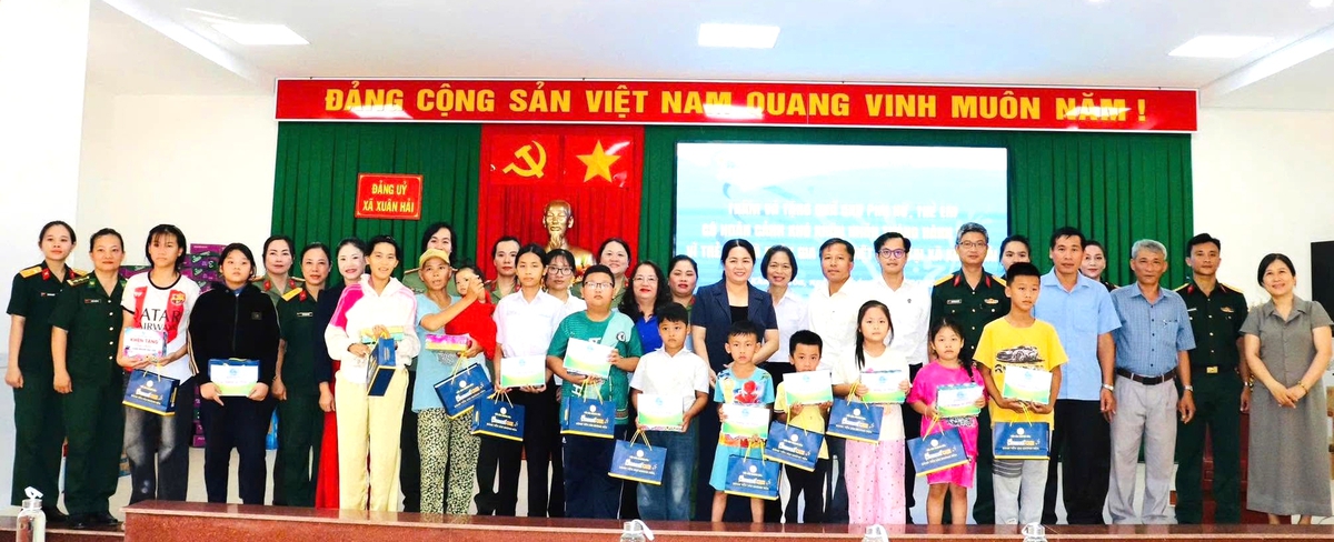 Khánh Hòa: Phụ nữ Khối trực thuộc tặng nhiều phần quà cho phụ nữ và trẻ em khó khăn  - Ảnh 4.
