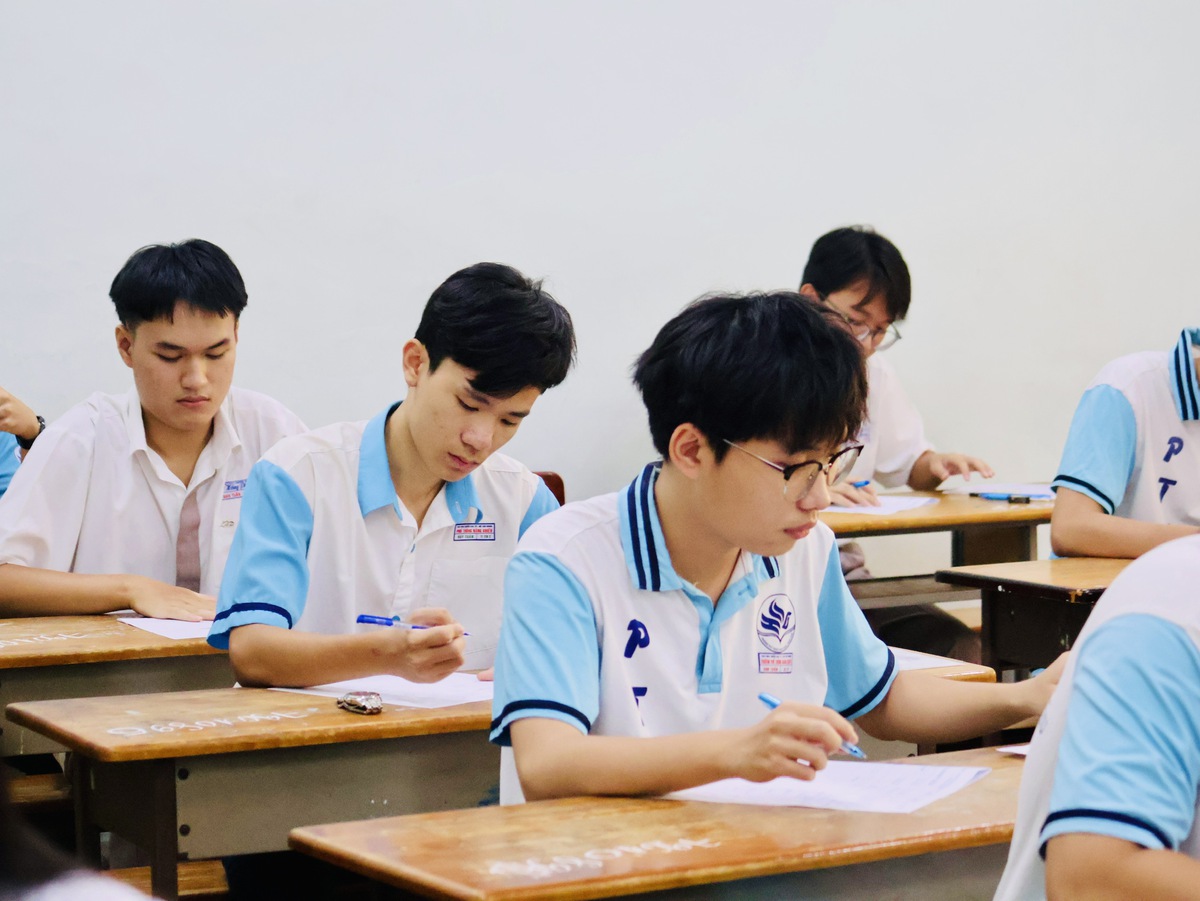 Các thí sinh điền tên vào giấy nháp, giấy làm bài. Ảnh: Hồ Lam Các thí sinh điền tên vào giấy nháp, giấy làm bài. Ảnh: Hồ Lam
