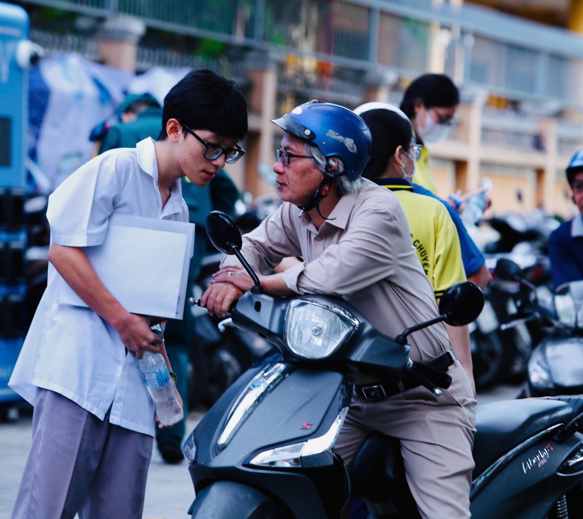 Phụ huynh dặn dò con làm bài thi cẩn thận. Ảnh: Hồ Lam Phụ huynh dặn dò con làm bài thi cẩn thận. Ảnh: Hồ Lam