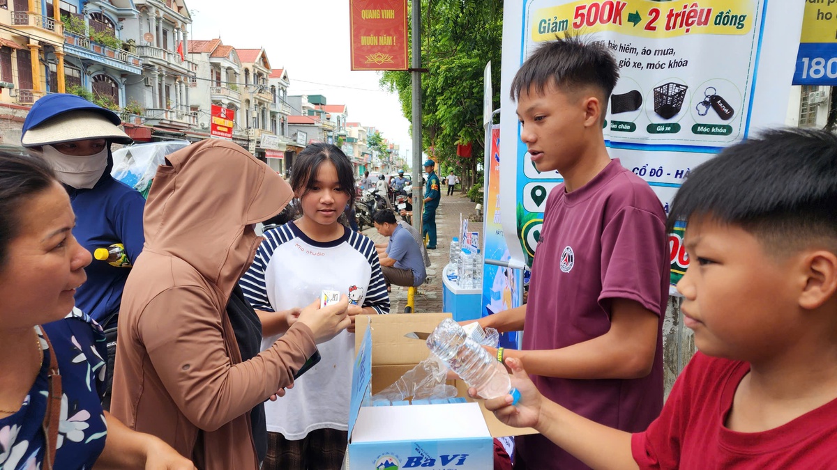 Những “chiến sĩ nhí” tiếp sức mùa thi bằng tấm lòng và sự sẻ chia - Ảnh 1.