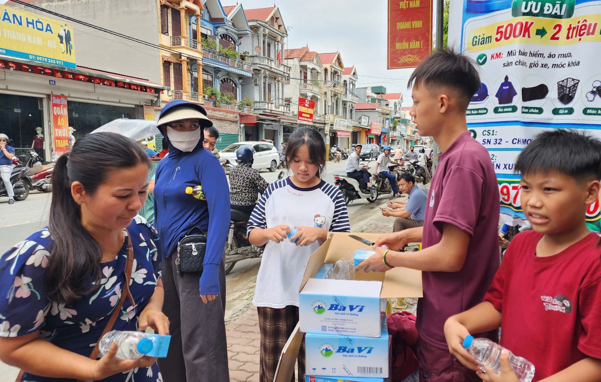 Những “chiến sĩ nhí” tiếp sức mùa thi bằng tấm lòng và sự sẻ chia - Ảnh 2.
