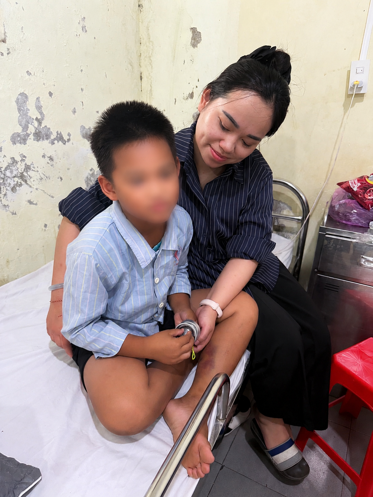 Vụ bé trai ở Nghệ An nghi bị bạo hành: Người mẹ từ Nga về gặp con trai - Ảnh 1.