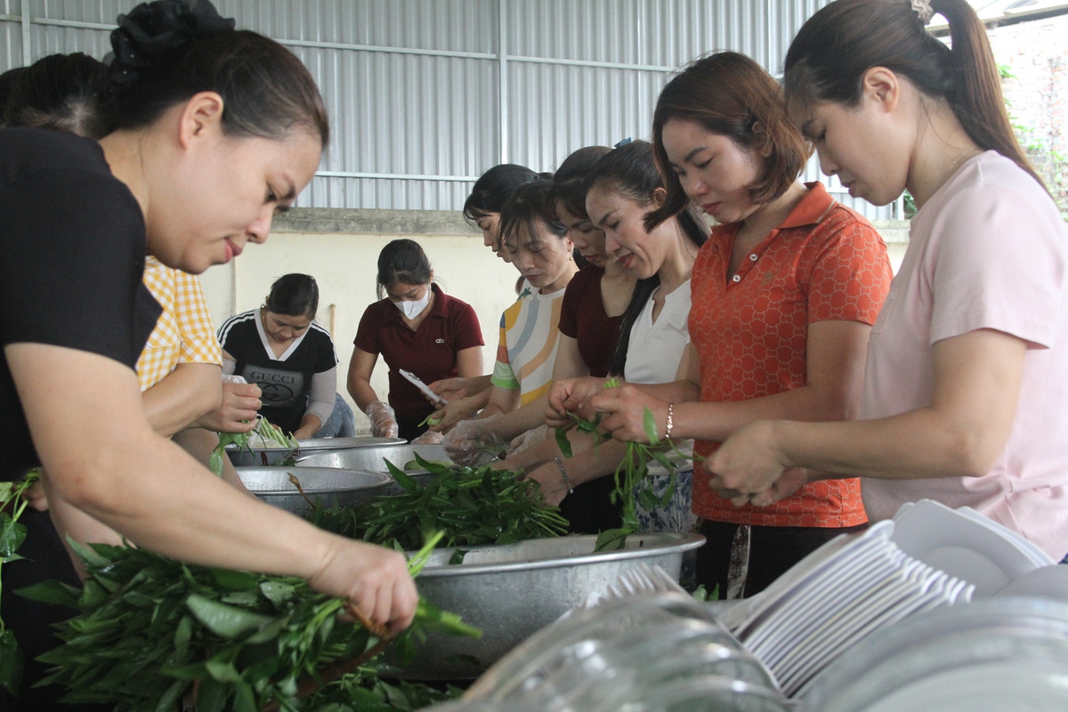 Người dân chung tay, mời cỗ sĩ tử- Ảnh 10. Người dân chung tay, mời cỗ sĩ tử- Ảnh 10.