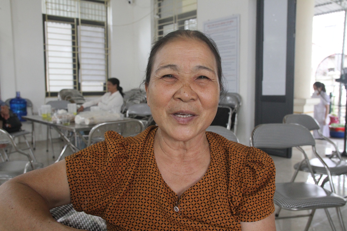 Những “bóng lưng bạc” tại điểm thi Tốt nghiệp THPT - Ảnh 2.