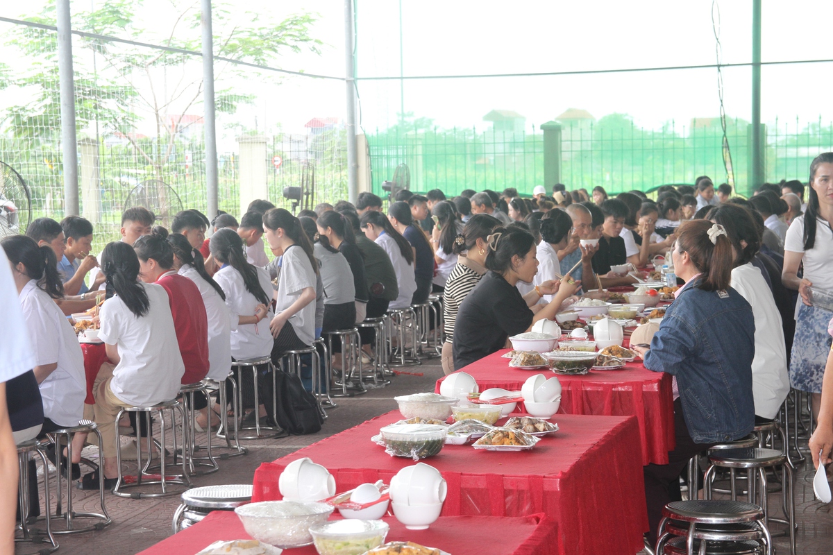Người dân chung tay, mời cỗ sĩ tử- Ảnh 12. Người dân chung tay, mời cỗ sĩ tử- Ảnh 12.
