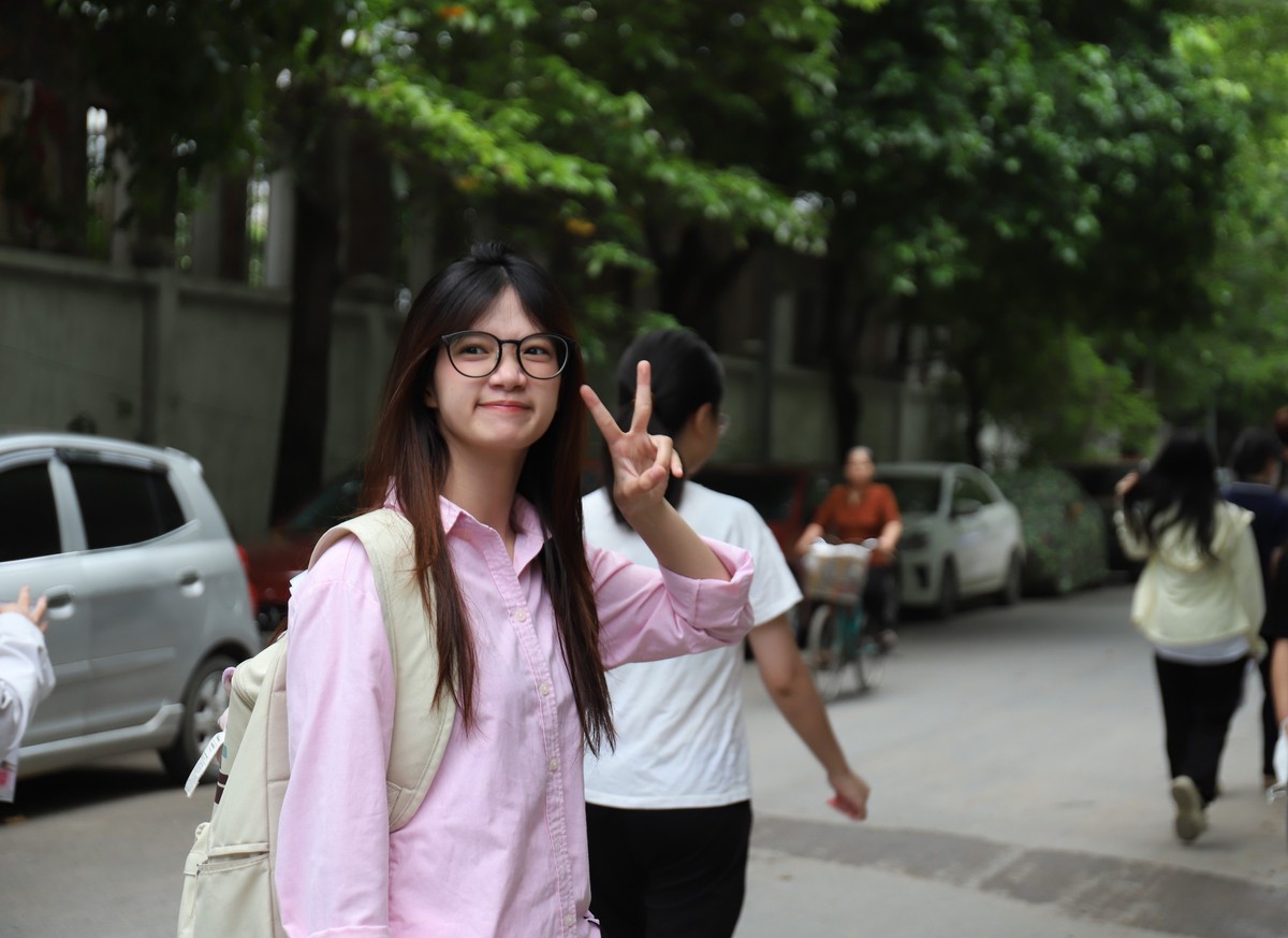 Thi tốt nghiệp THPT 2026: Những trái tim người mẹ “thi theo con" bên cổng trường- Ảnh 4. Thi tốt nghiệp THPT 2026: Những trái tim người mẹ “thi theo con" bên cổng trường- Ảnh 4.