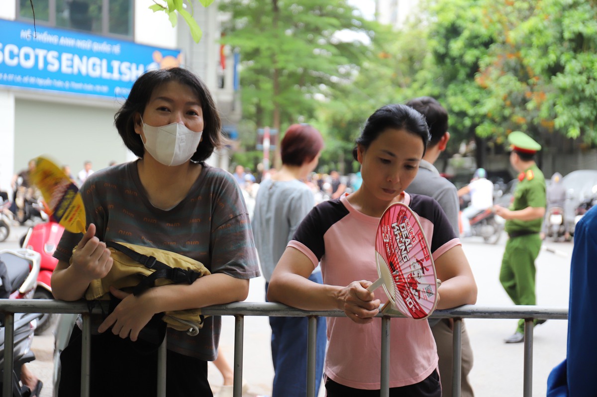 Thi tốt nghiệp THPT 2026: Những trái tim người mẹ “thi theo con" bên cổng trường- Ảnh 3. Thi tốt nghiệp THPT 2026: Những trái tim người mẹ “thi theo con" bên cổng trường- Ảnh 3.
