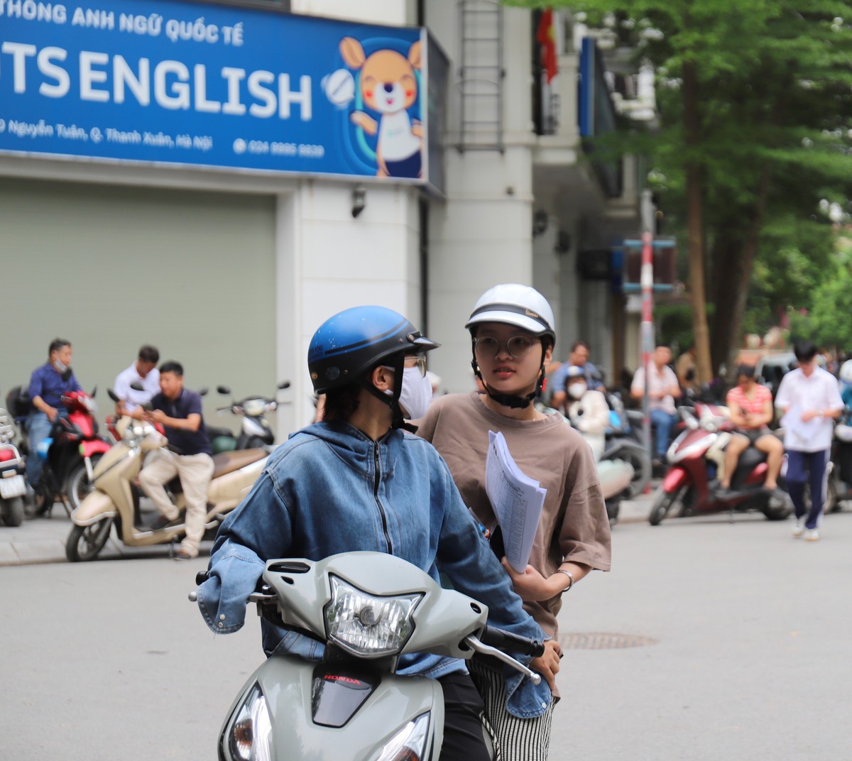 Thi tốt nghiệp THPT 2026: Những trái tim người mẹ “thi theo con" bên cổng trường- Ảnh 5. Thi tốt nghiệp THPT 2026: Những trái tim người mẹ “thi theo con" bên cổng trường- Ảnh 5.