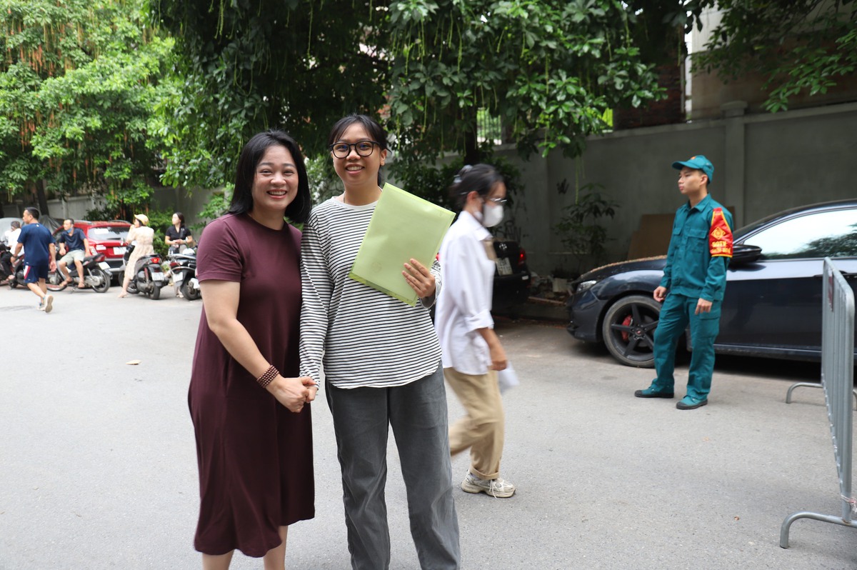 Thi tốt nghiệp THPT 2026: Những trái tim người mẹ “thi theo con" bên cổng trường- Ảnh 2. Thi tốt nghiệp THPT 2026: Những trái tim người mẹ “thi theo con" bên cổng trường- Ảnh 2.