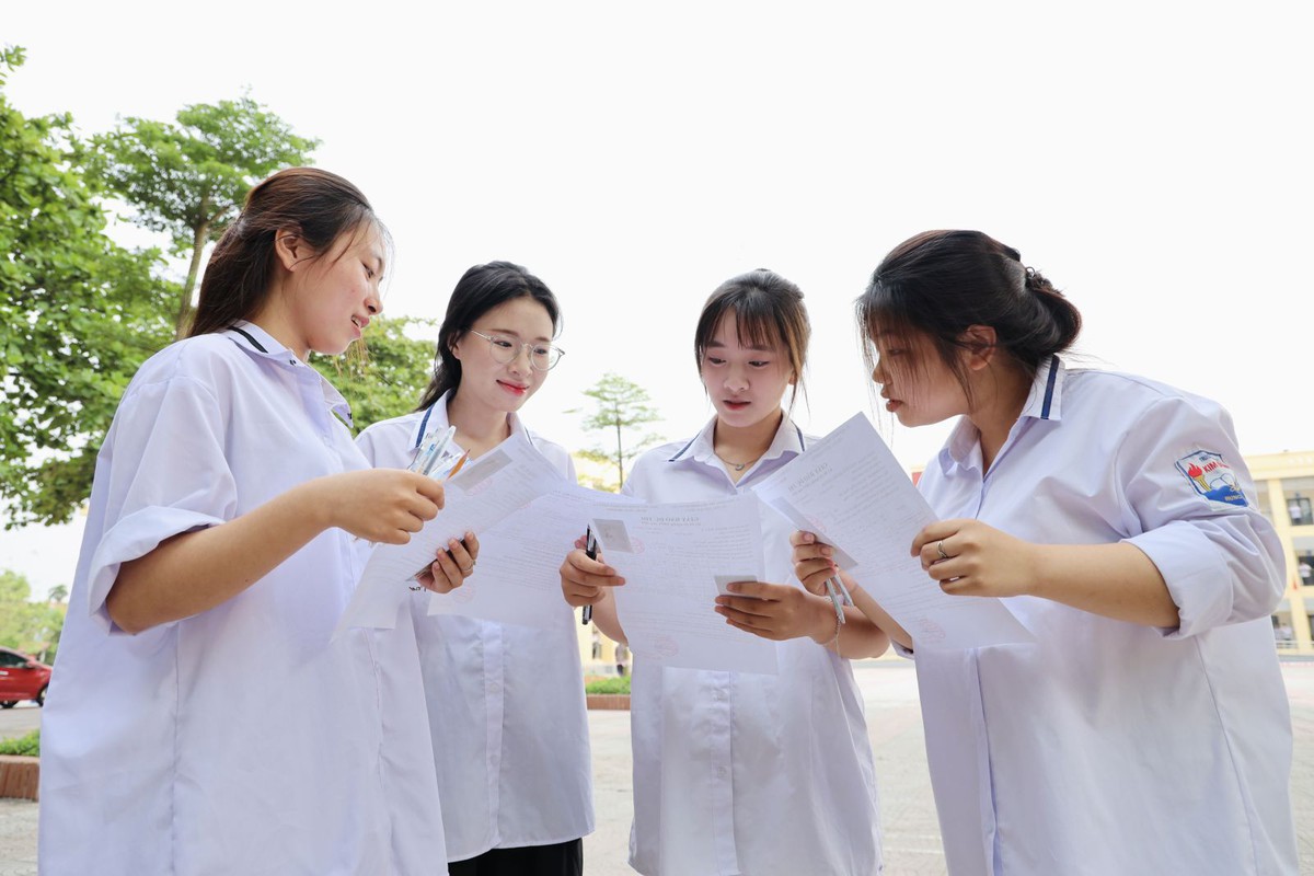 Thi tốt nghiệp THPT 2026: Thí sinh bắt đầu làm bài thi môn Toán - Ảnh 1.