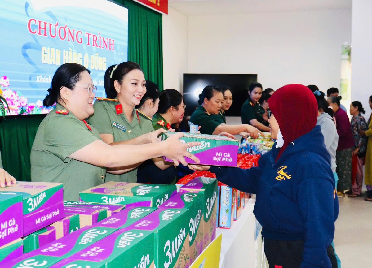 Khánh Hòa: Phụ nữ Khối trực thuộc tặng nhiều phần quà cho phụ nữ và trẻ em khó khăn  - Ảnh 2.
