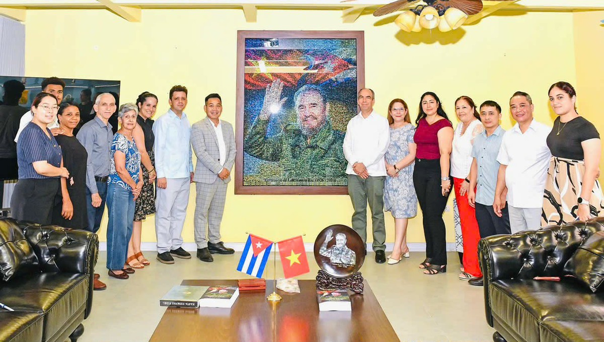Đại sứ quán Cuba tại Việt Nam tiếp nhận tác phẩm “Fidel Castro Ruz - Cuba trong trái tim người Việt”- Ảnh 1. Đại sứ quán Cuba tại Việt Nam tiếp nhận tác phẩm “Fidel Castro Ruz - Cuba trong trái tim người Việt”- Ảnh 1.