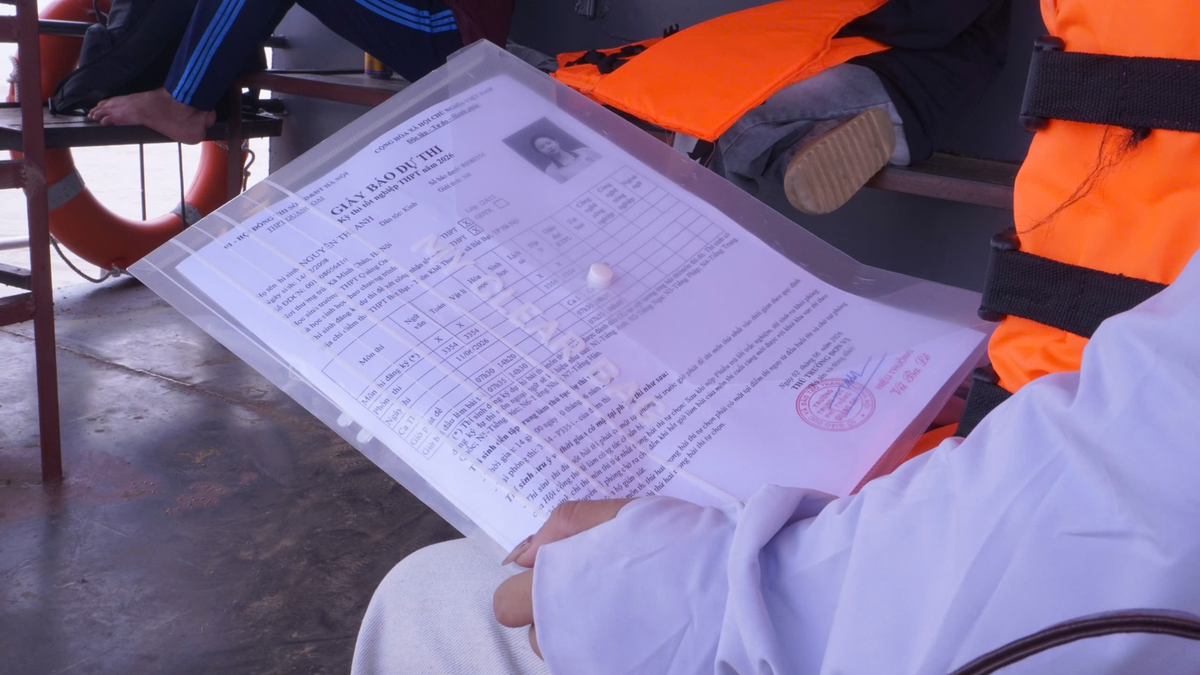 Thế hệ cuối cùng vượt sông thi tốt nghiệp THPT ở xã đảo Minh Châu- Ảnh 1. Thế hệ cuối cùng vượt sông thi tốt nghiệp THPT ở xã đảo Minh Châu- Ảnh 1.