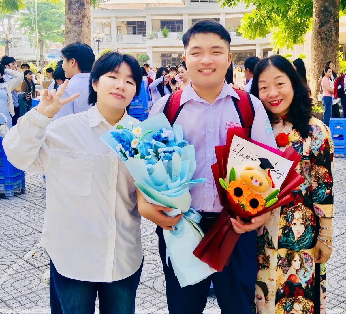 Biên kịch Diễm Thuyên, nhà văn Quỳnh Trang xúc động khi con hoàn thành kỳ THPT 2026- Ảnh 1. Biên kịch Diễm Thuyên, nhà văn Quỳnh Trang xúc động khi con hoàn thành kỳ THPT 2026- Ảnh 1.