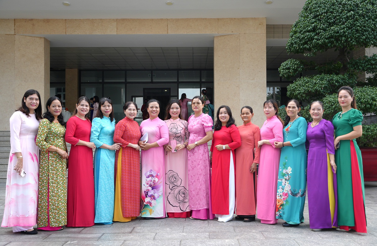 TPHCM: Hơn 300 phụ nữ phường Tân Đông Hiệp rèn luyện phong thái tự tin chào mừng Đại hội- Ảnh 12.