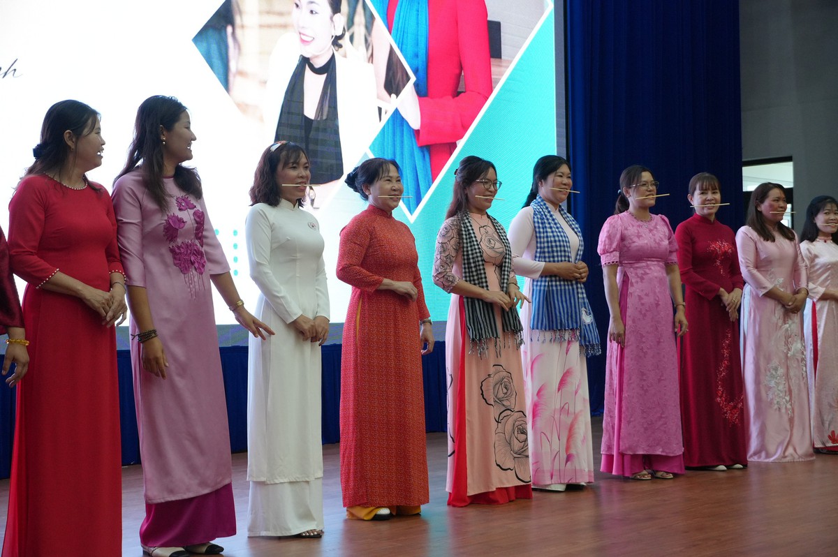 TPHCM: Hơn 300 phụ nữ phường Tân Đông Hiệp rèn luyện phong thái tự tin chào mừng Đại hội- Ảnh 10.