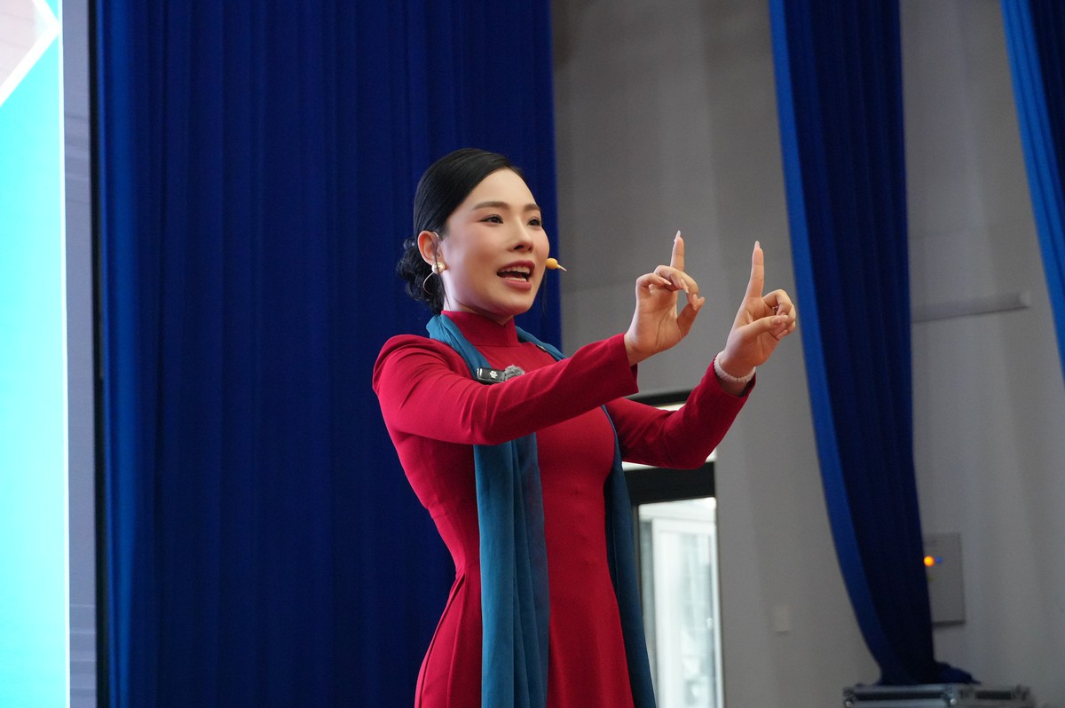 TPHCM: Hơn 300 phụ nữ phường Tân Đông Hiệp rèn luyện phong thái tự tin chào mừng Đại hội- Ảnh 5.