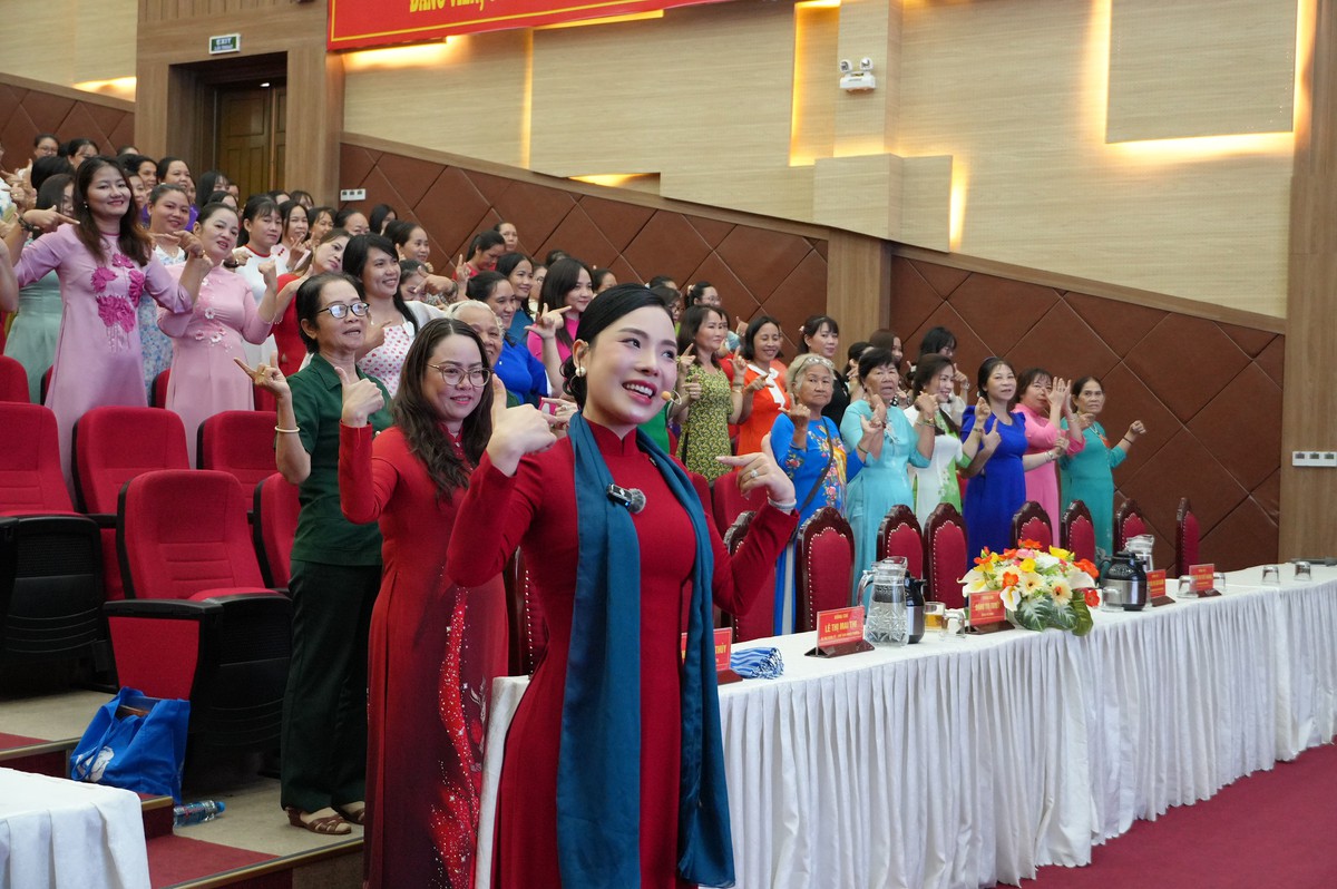 TPHCM: Hơn 300 phụ nữ phường Tân Đông Hiệp rèn luyện phong thái tự tin chào mừng Đại hội- Ảnh 9.