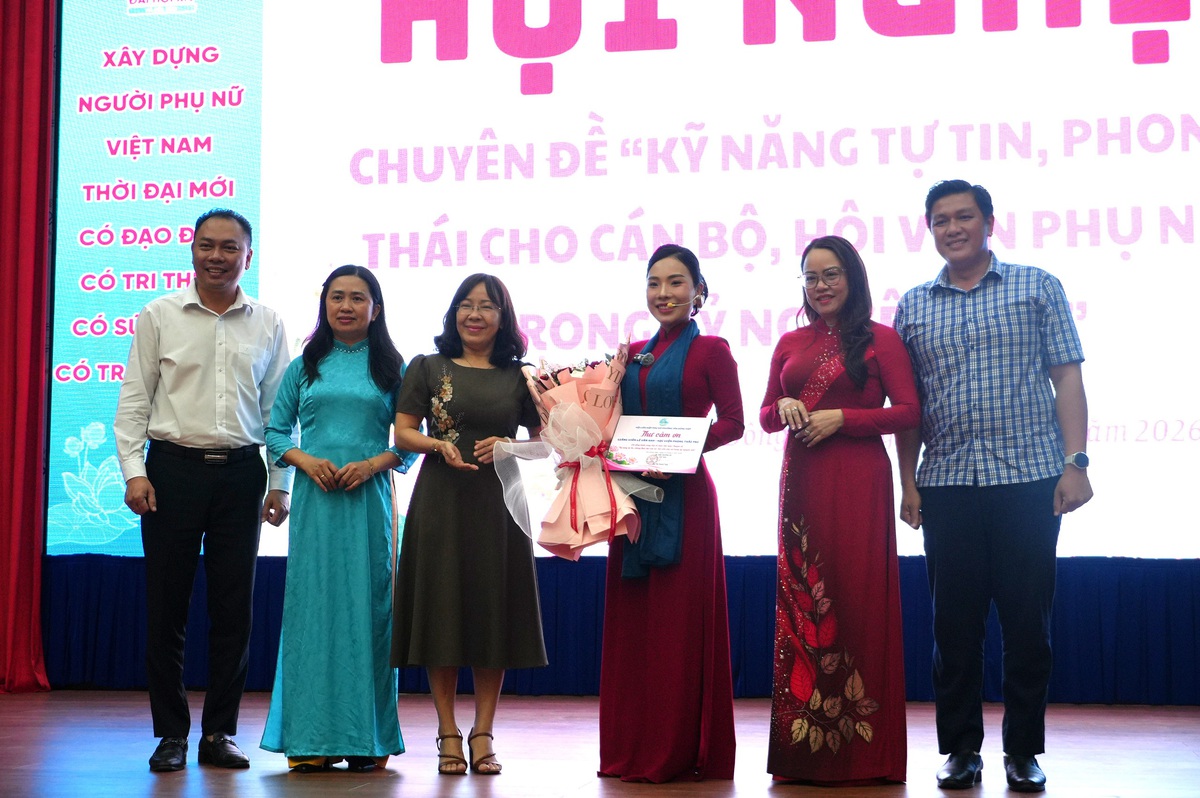 TPHCM: Hơn 300 phụ nữ phường Tân Đông Hiệp rèn luyện phong thái tự tin chào mừng Đại hội- Ảnh 8.