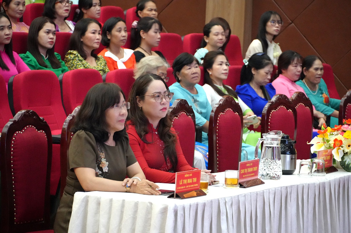 TPHCM: Hơn 300 phụ nữ phường Tân Đông Hiệp rèn luyện phong thái tự tin chào mừng Đại hội- Ảnh 1.